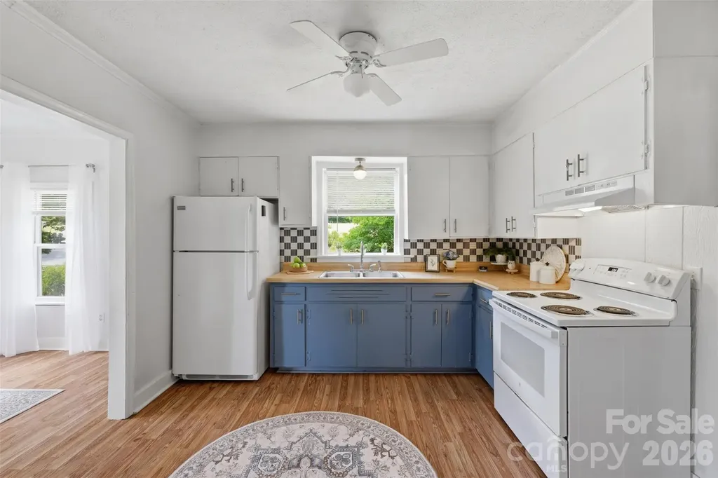 1320 Tom Fox Street Morganton NC 28655