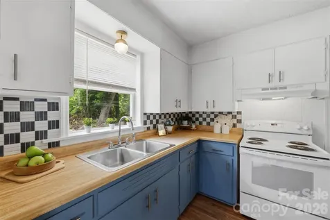 1320 Tom Fox Street Morganton NC 28655