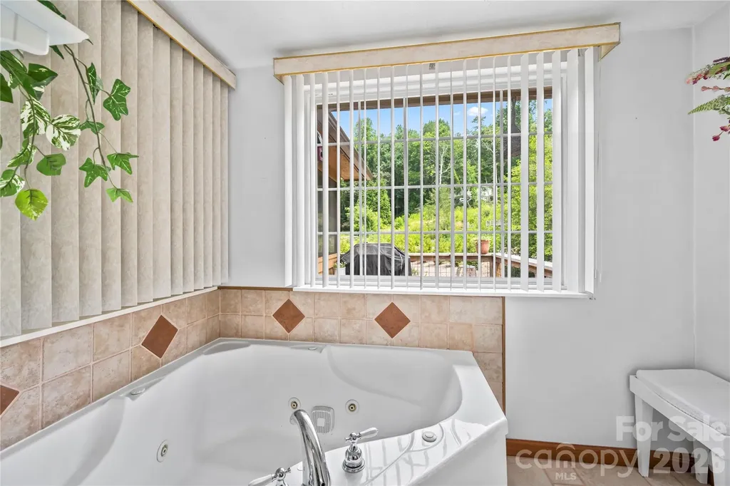 6 Kendra Road Hendersonville NC 28792