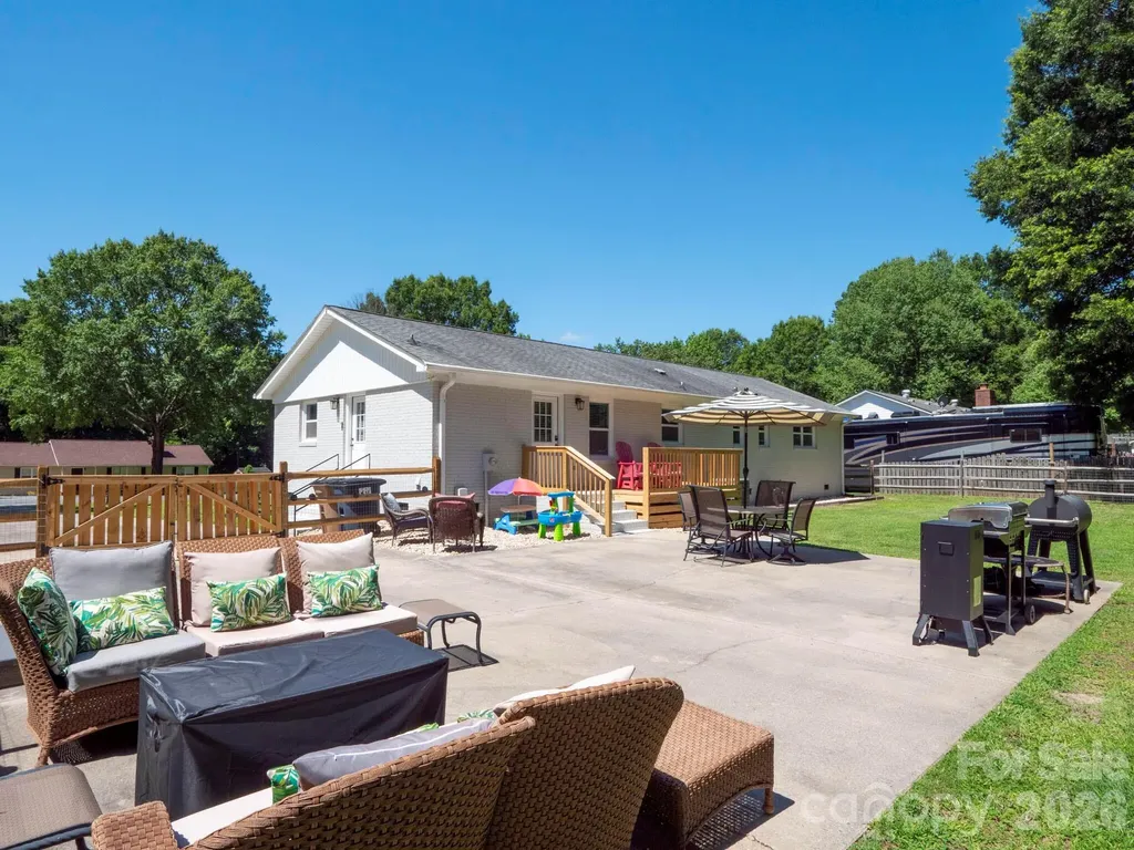 421 Catawba Circle N Matthews NC 28104