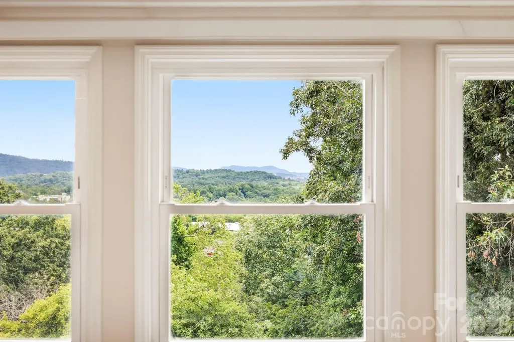 16 Audubon Drive Asheville NC 28804