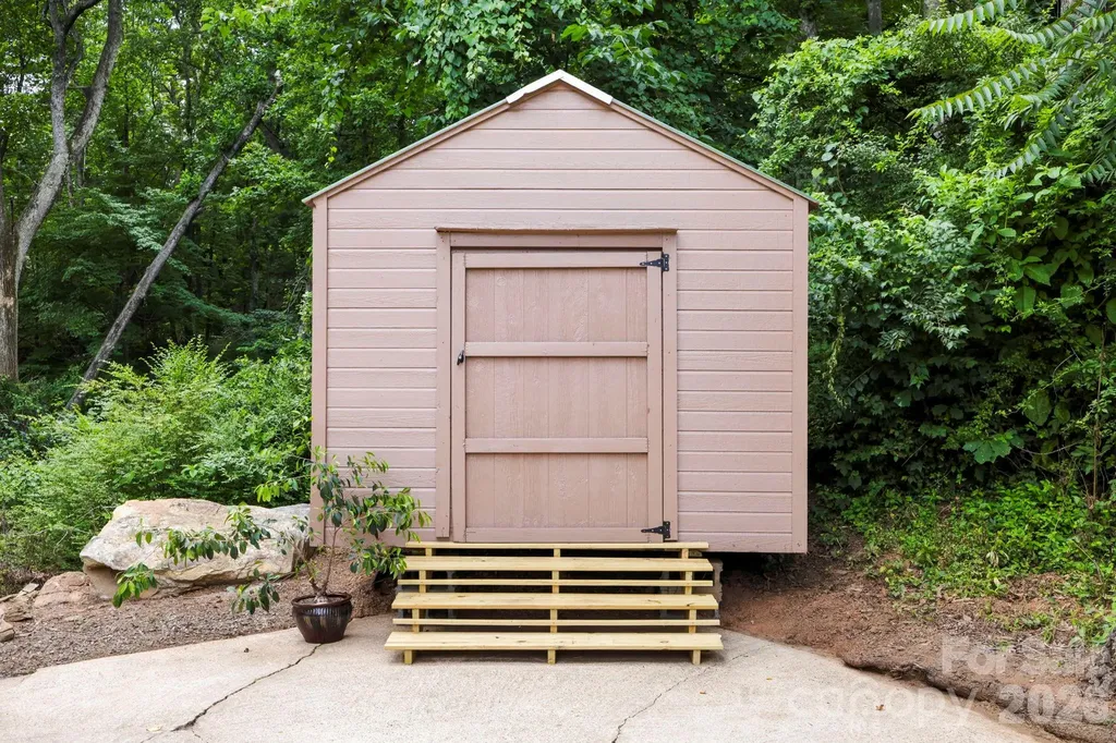 16 Audubon Drive Asheville NC 28804