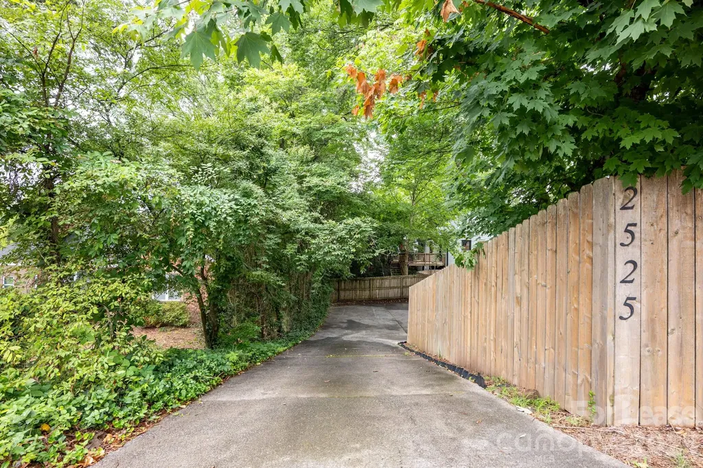 2525 Runnymede Lane Charlotte NC 28209