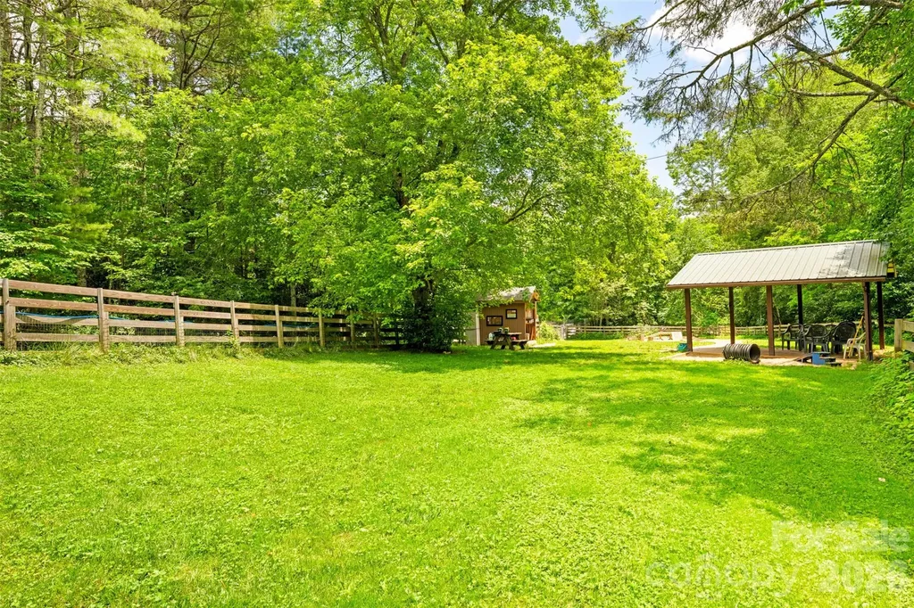 180 Longview Road Newland NC 28657