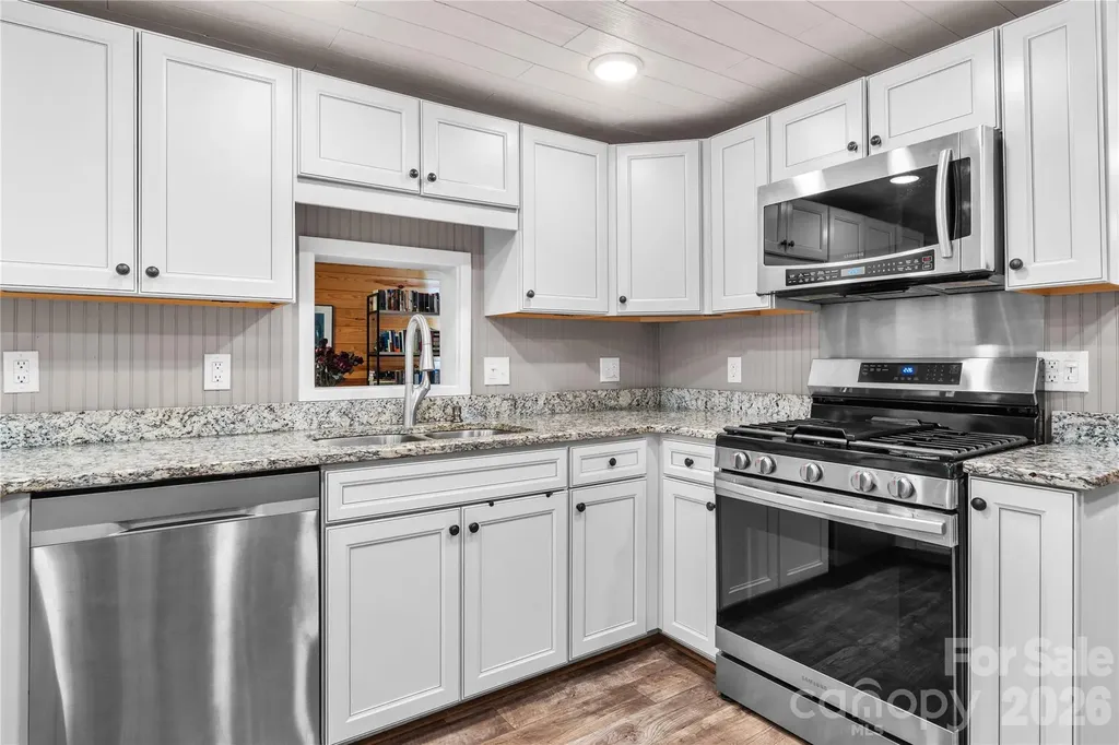 180 Longview Road Newland NC 28657