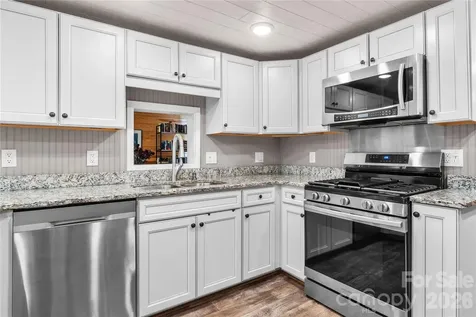 180 Longview Road Newland NC 28657