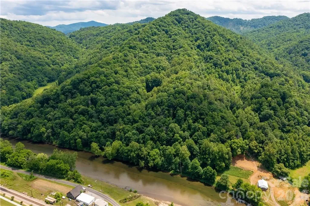000 High Cliff Drive Green Mountain NC 28740
