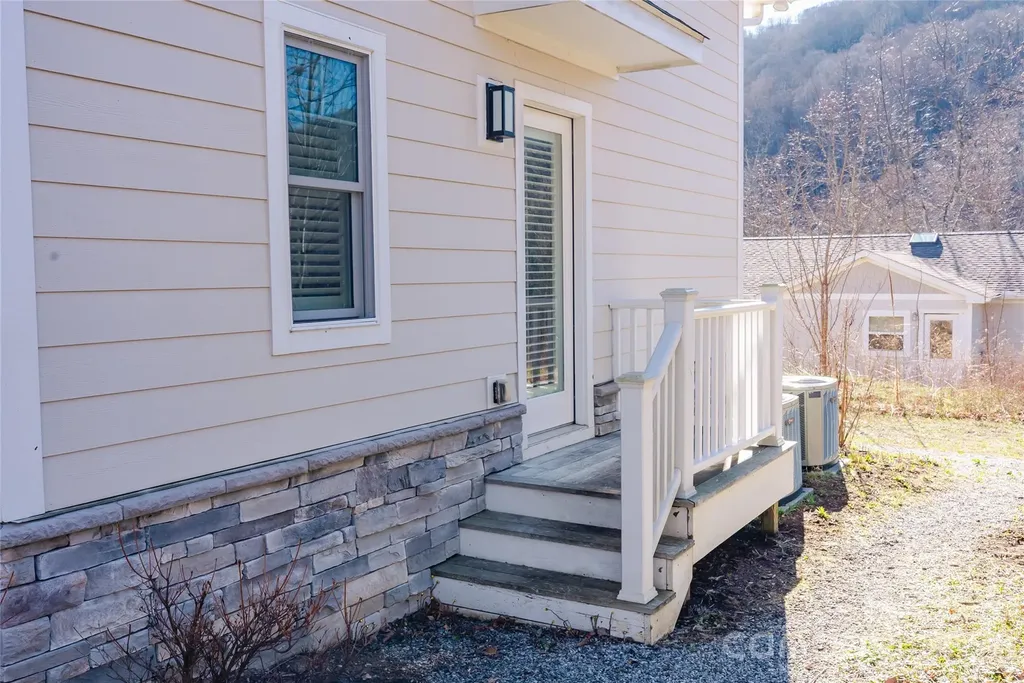 11 Lila Lane Clyde NC 28721