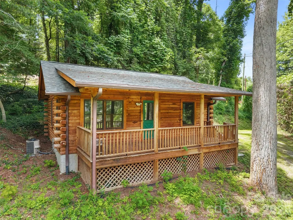 549 Henderson Street Saluda NC 28773