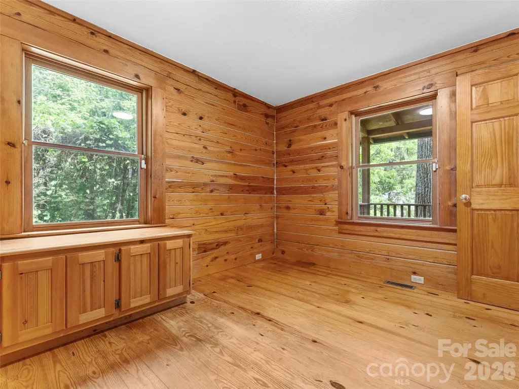 549 Henderson Street Saluda NC 28773