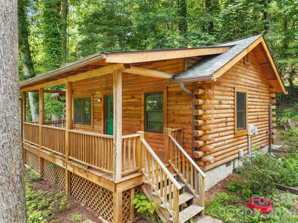 549 Henderson Street Saluda NC 28773