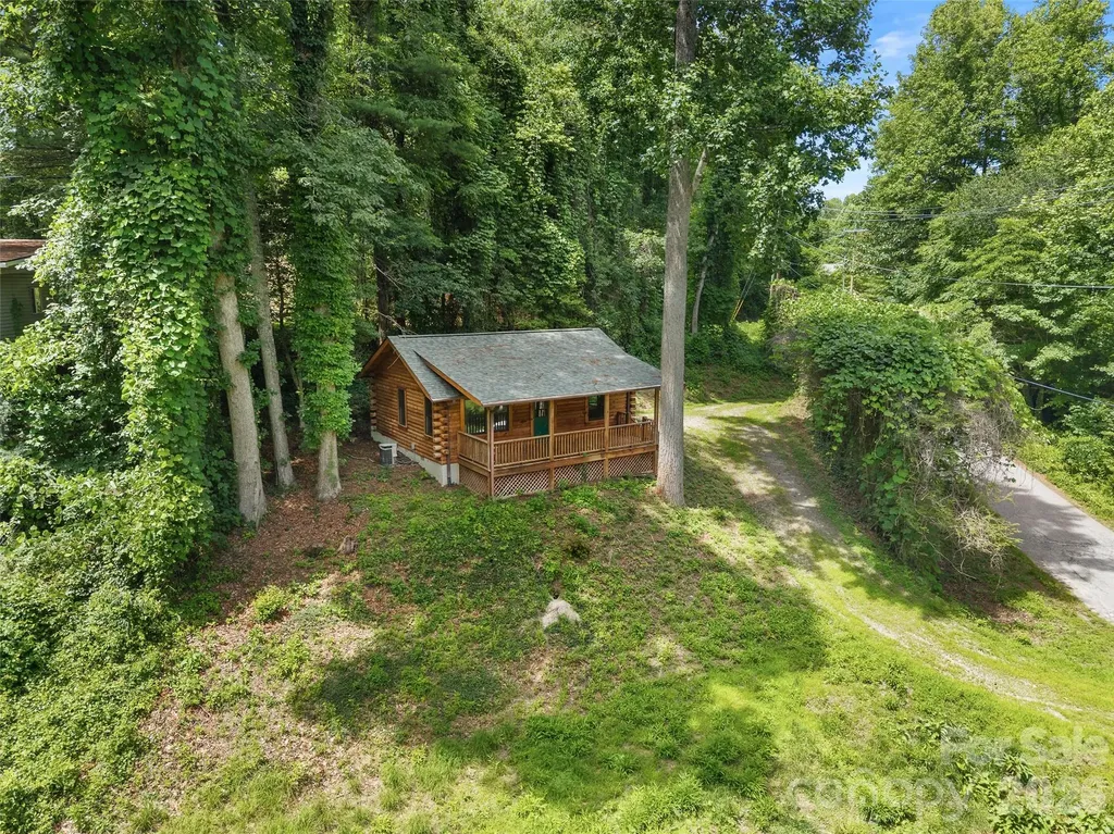 549 Henderson Street Saluda NC 28773