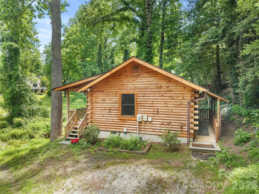 549 Henderson Street Saluda NC 28773