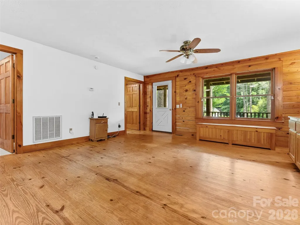 549 Henderson Street Saluda NC 28773