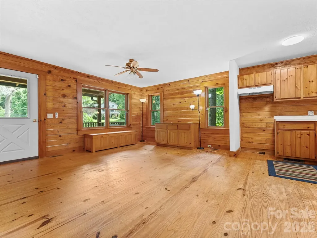 549 Henderson Street Saluda NC 28773