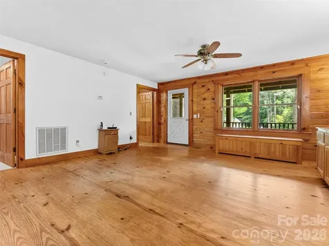 549 Henderson Street Saluda NC 28773
