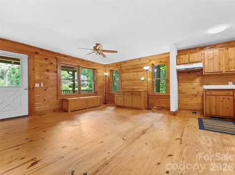 549 Henderson Street Saluda NC 28773