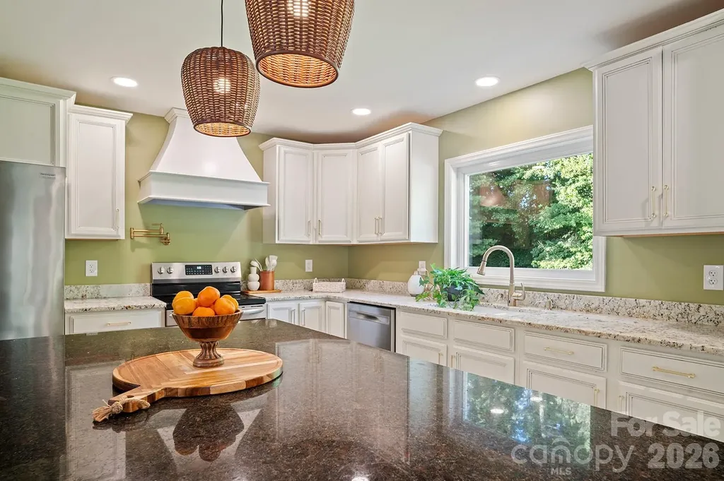 98 N Pinecrest Lane Hendersonville NC 28739