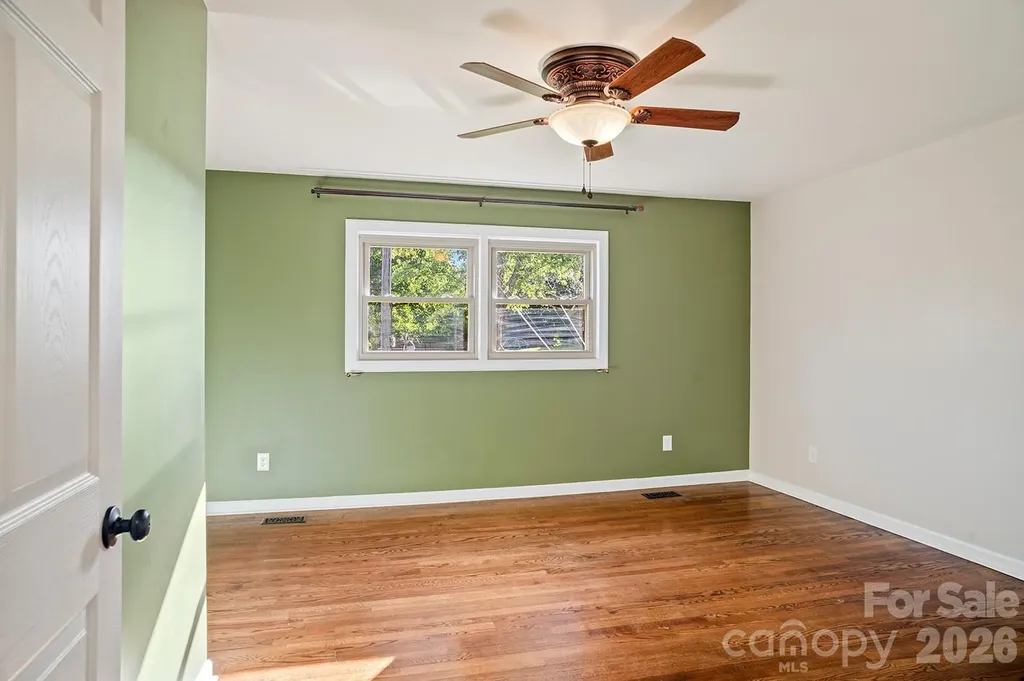 98 N Pinecrest Lane Hendersonville NC 28739