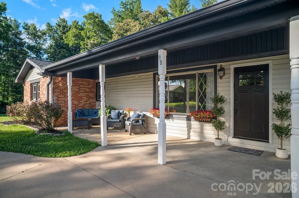 98 N Pinecrest Lane Hendersonville NC 28739