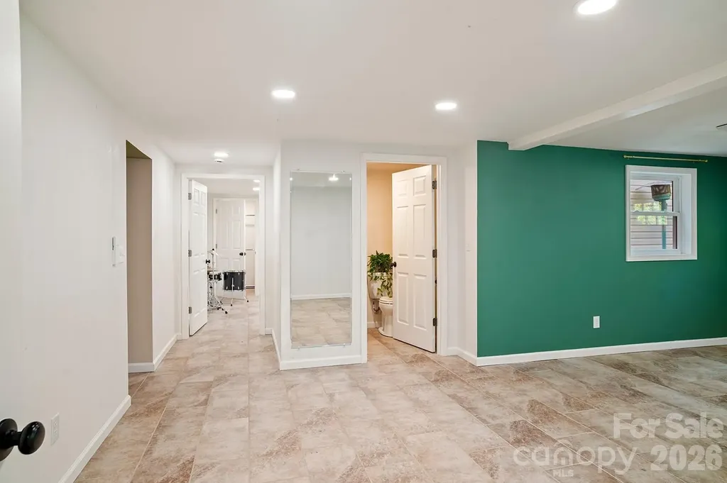 98 N Pinecrest Lane Hendersonville NC 28739