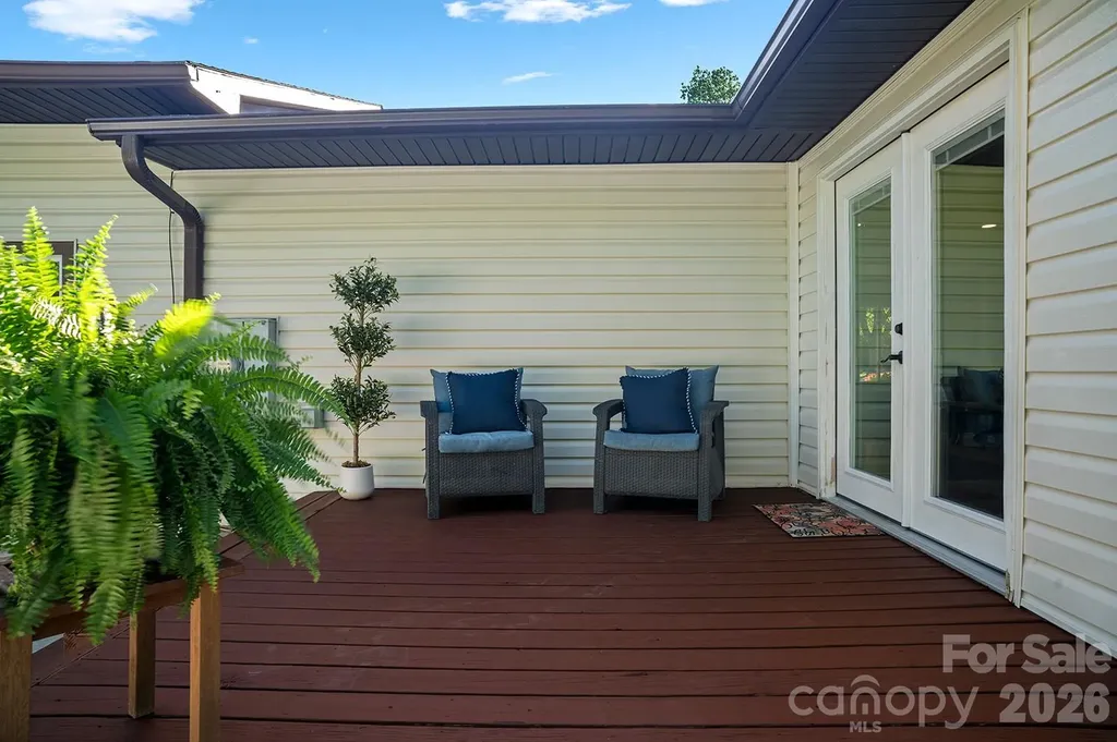 98 N Pinecrest Lane Hendersonville NC 28739