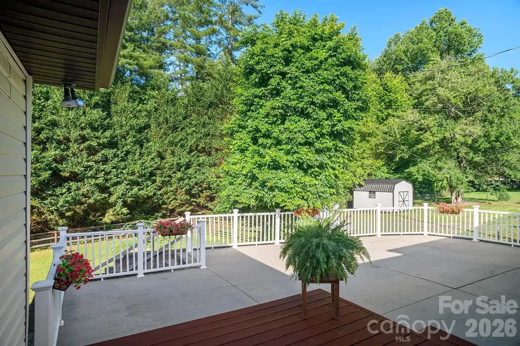 98 N Pinecrest Lane Hendersonville NC 28739