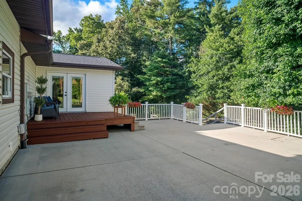 98 N Pinecrest Lane Hendersonville NC 28739