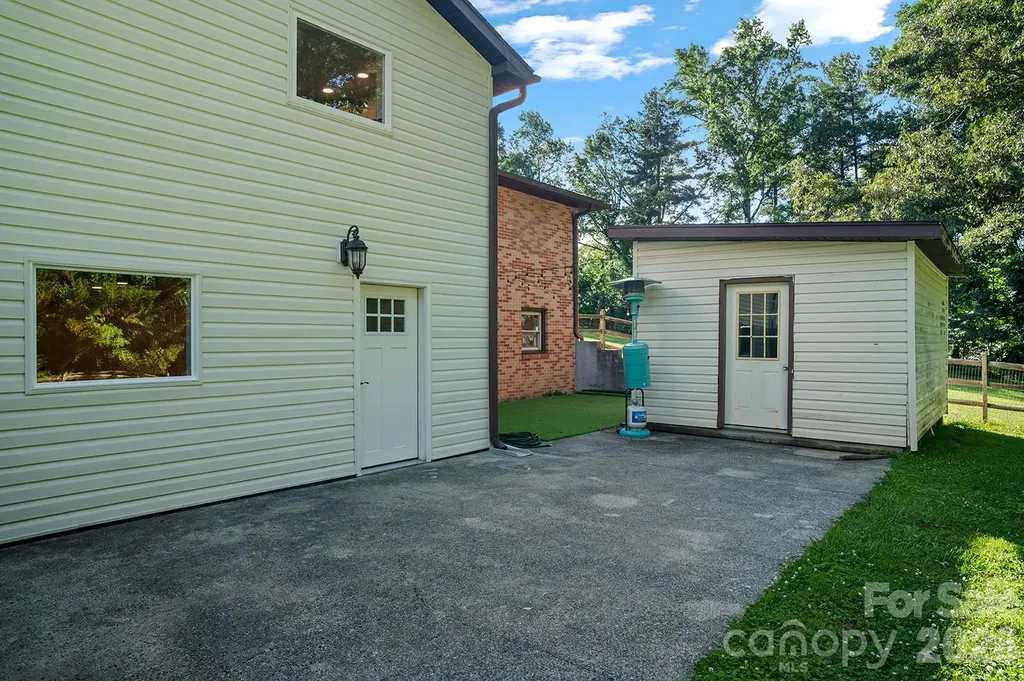98 N Pinecrest Lane Hendersonville NC 28739