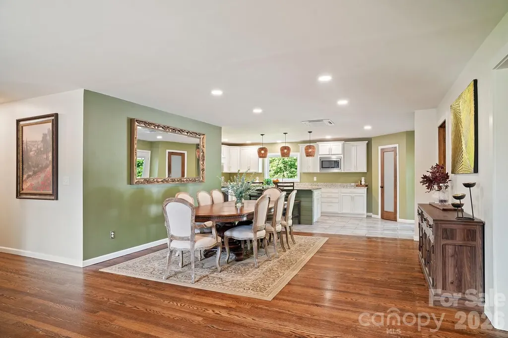 98 N Pinecrest Lane Hendersonville NC 28739