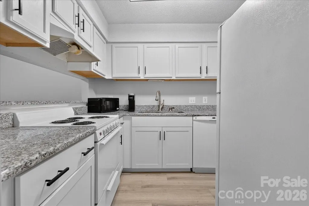 1608 Sharon Road W Charlotte NC 28210