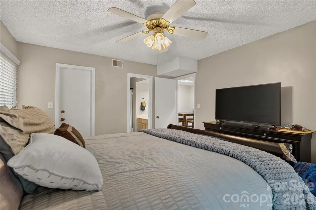 1608 Sharon Road W Charlotte NC 28210