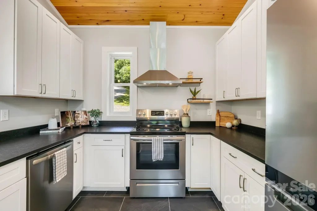19 Sassafras Valley Road Swannanoa NC 28778