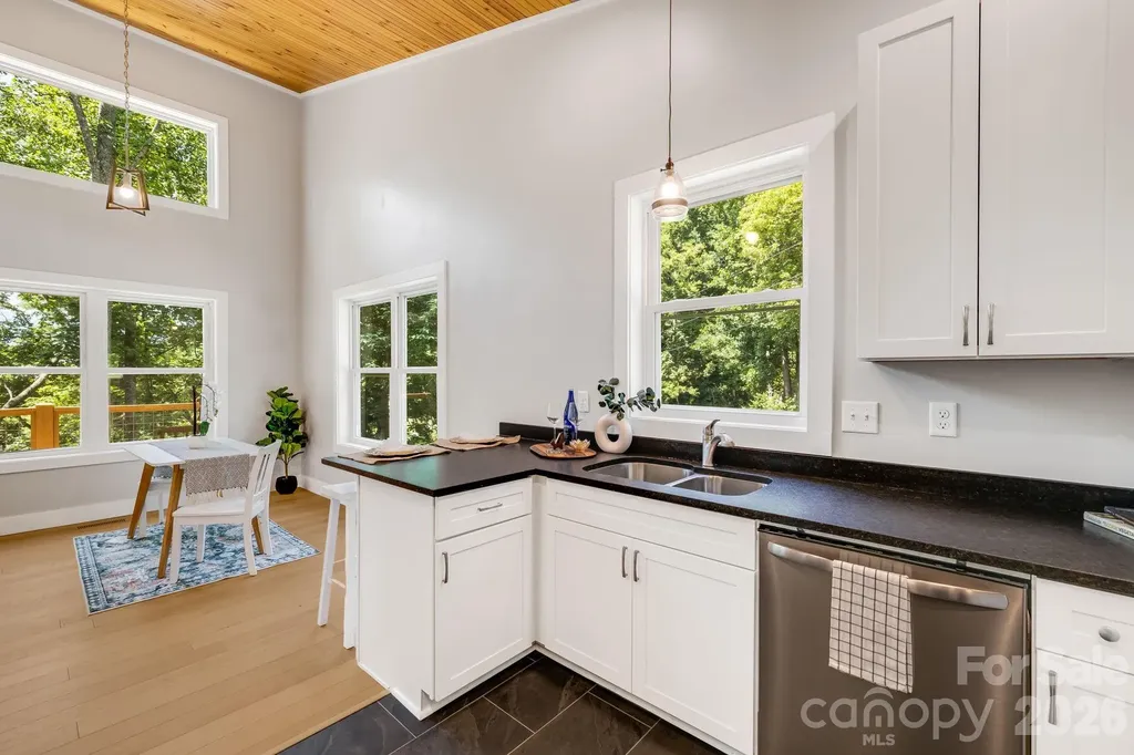 19 Sassafras Valley Road Swannanoa NC 28778