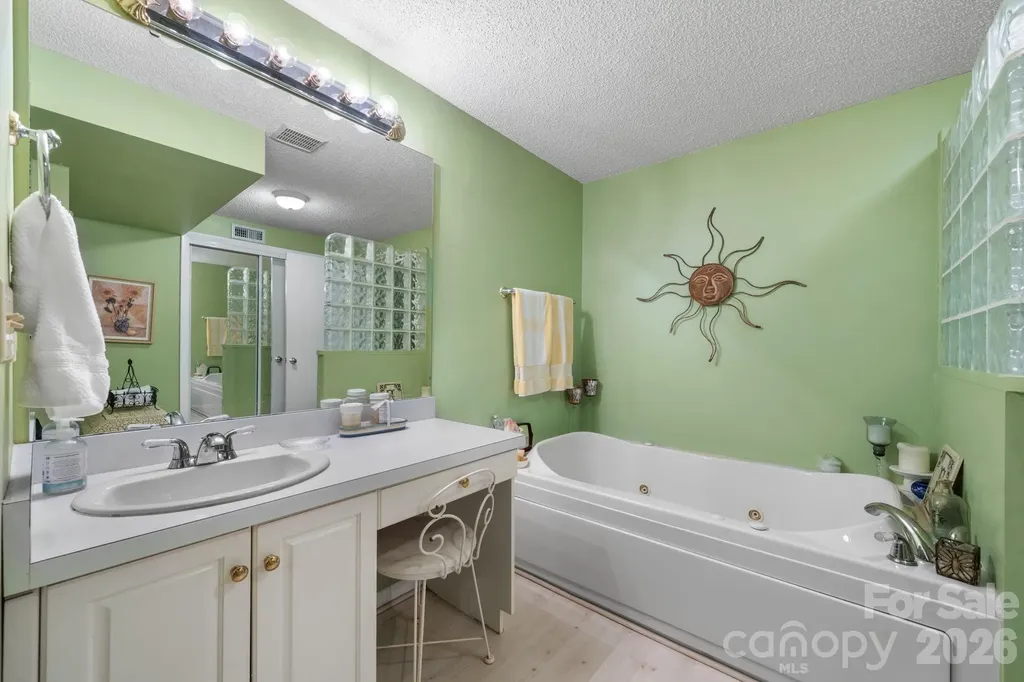 446 17th Avenue Drive NE Hickory NC 28601