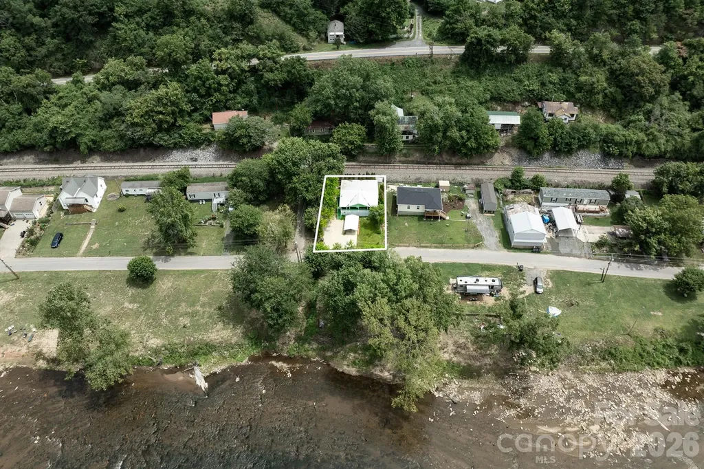 389 Rollins Road Marshall NC 28753