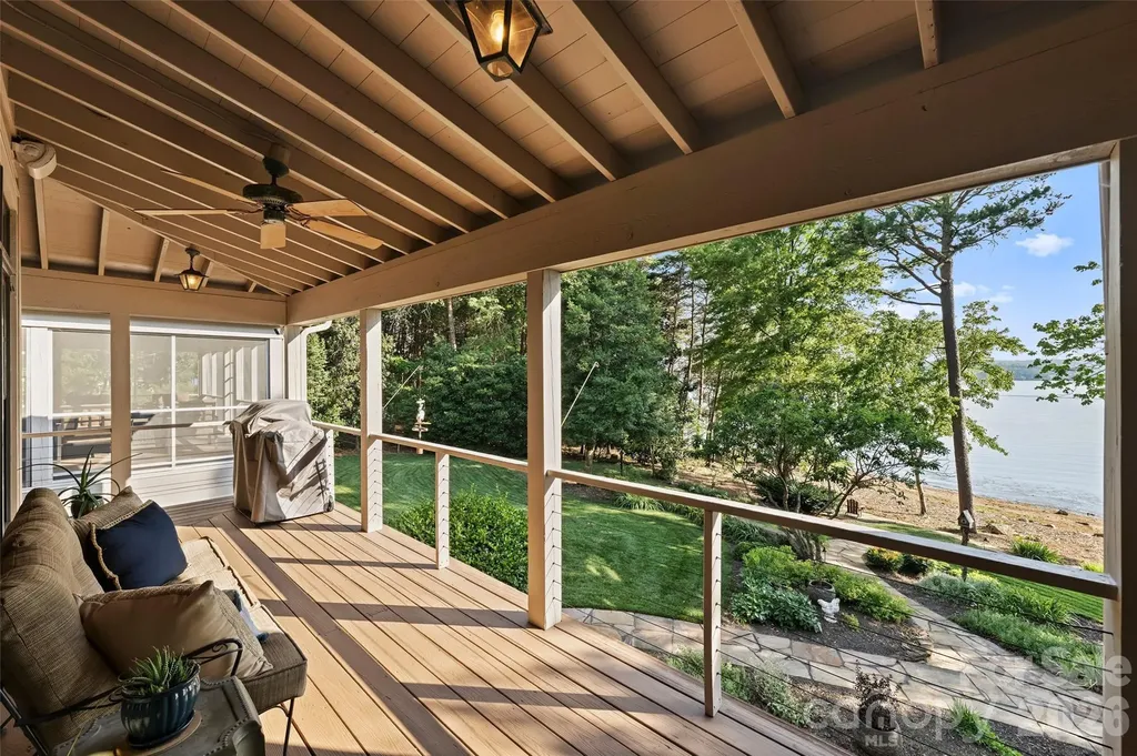 602 Pearl Bay Drive New London NC 28127
