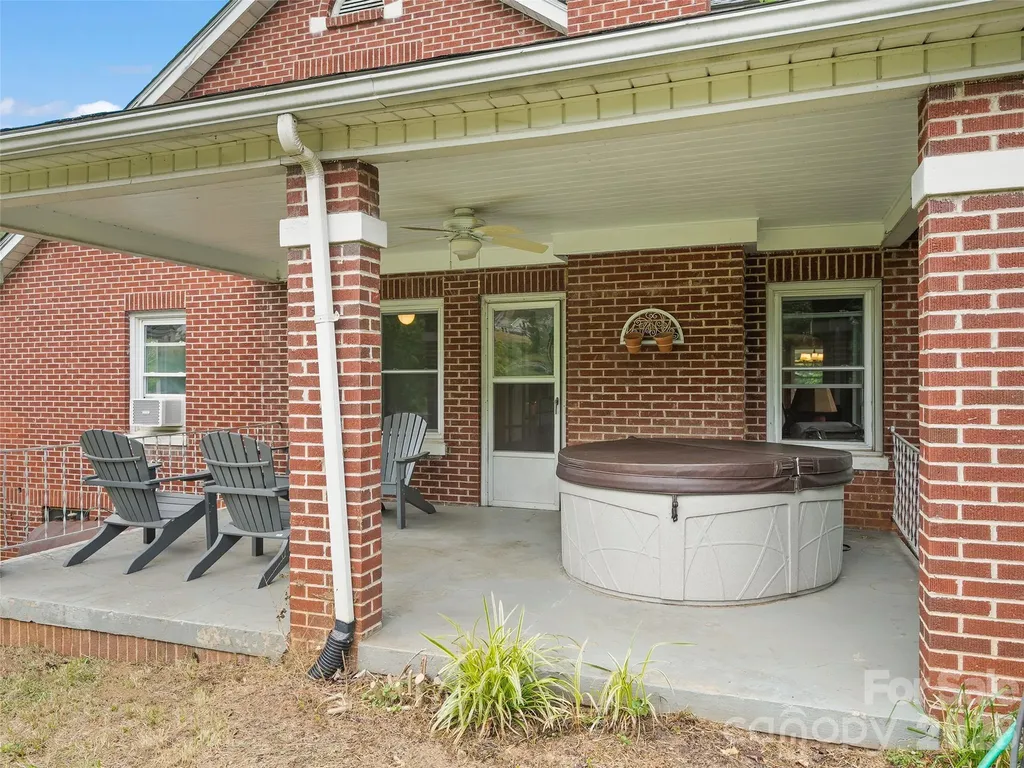 654 Ratcliff Cove Road Waynesville NC 28786