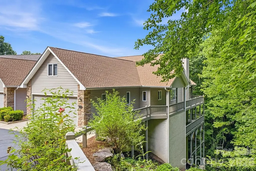 2204 E Cumming Woods Lane Hendersonville NC 28739