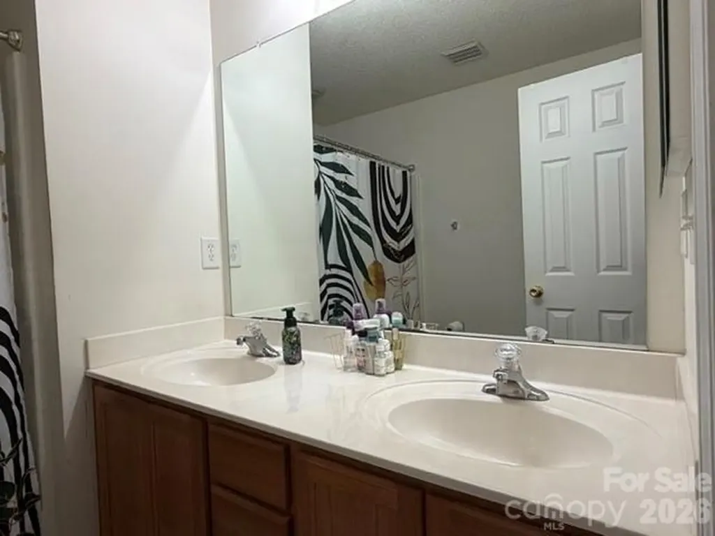 8053 Christmas Court Charlotte NC 28216