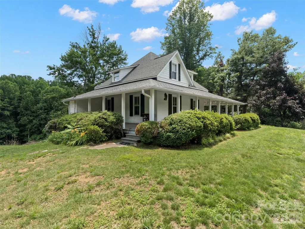 54 Louisiana Avenue Saluda NC 28773