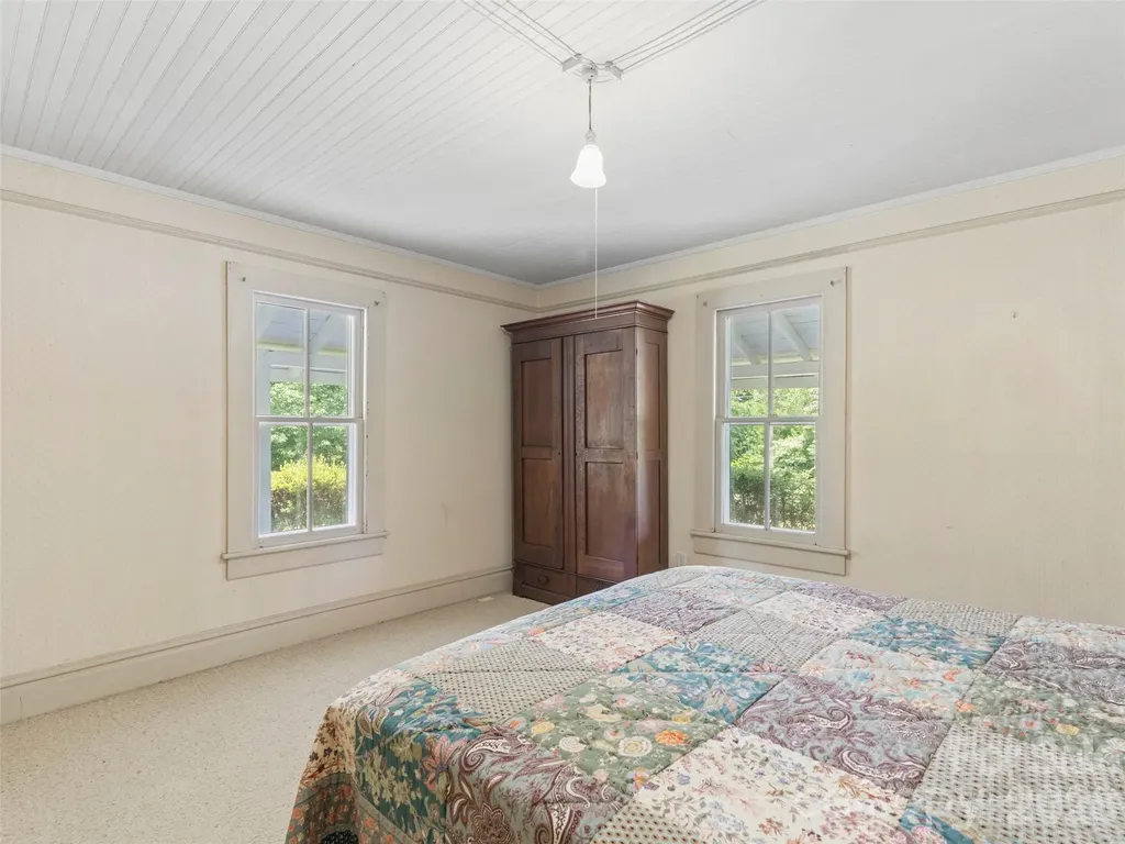 54 Louisiana Avenue Saluda NC 28773