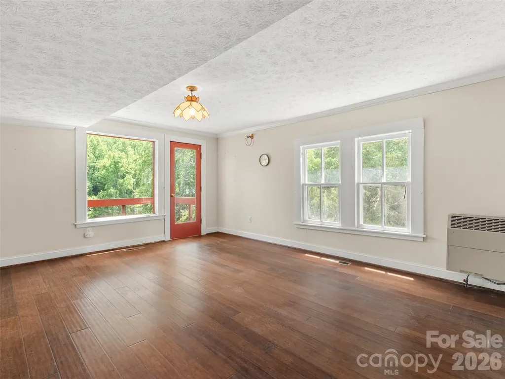 54 Louisiana Avenue Saluda NC 28773