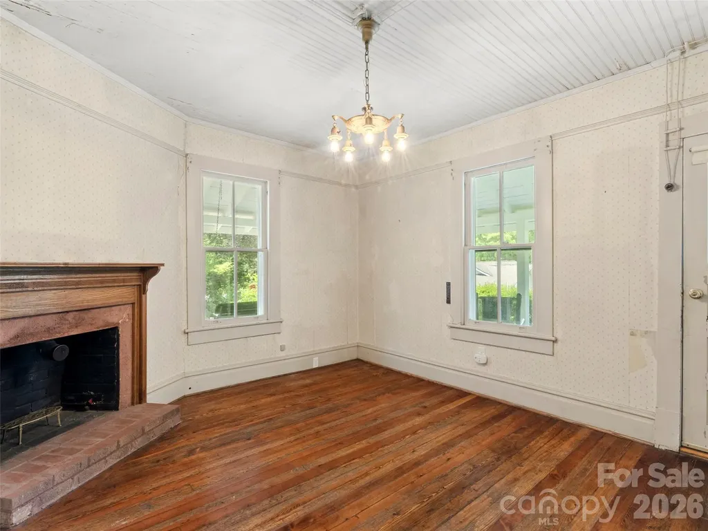54 Louisiana Avenue Saluda NC 28773