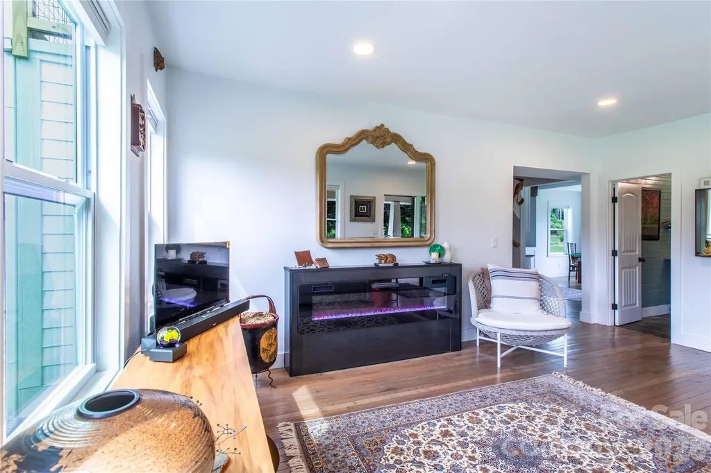 16 Riverside Drive Barnardsville NC 28709