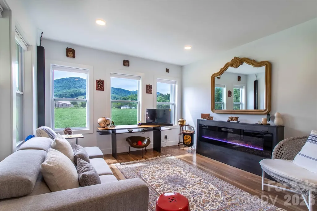 16 Riverside Drive Barnardsville NC 28709