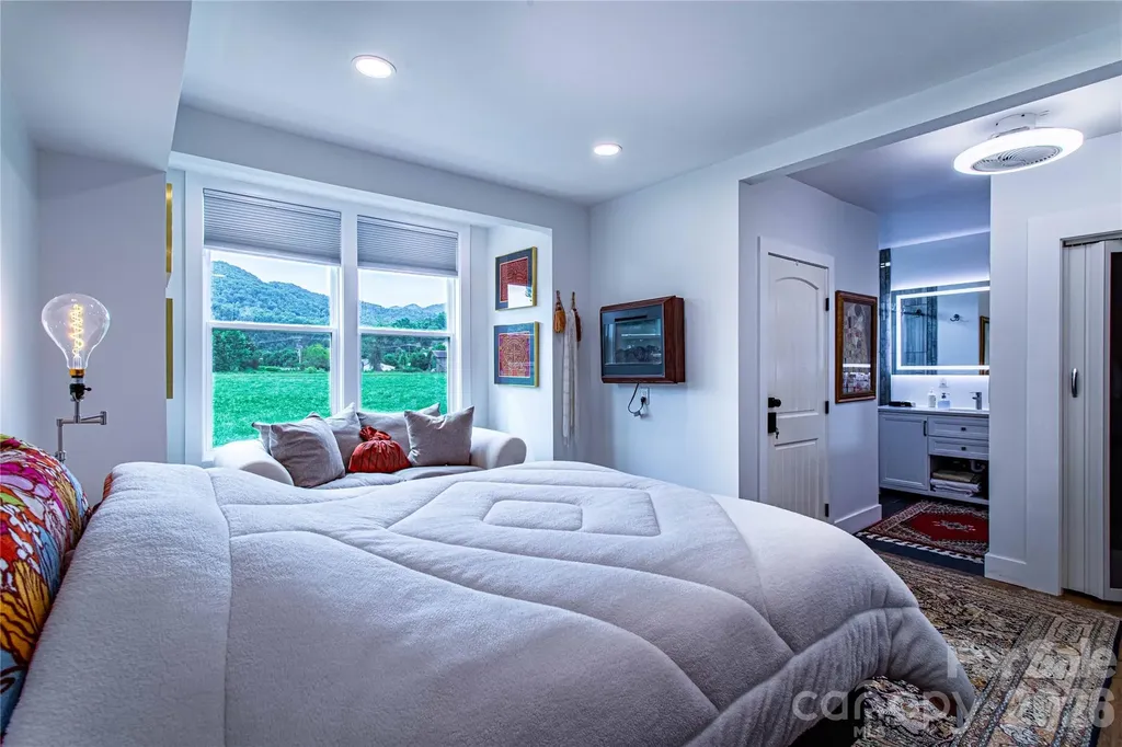 16 Riverside Drive Barnardsville NC 28709