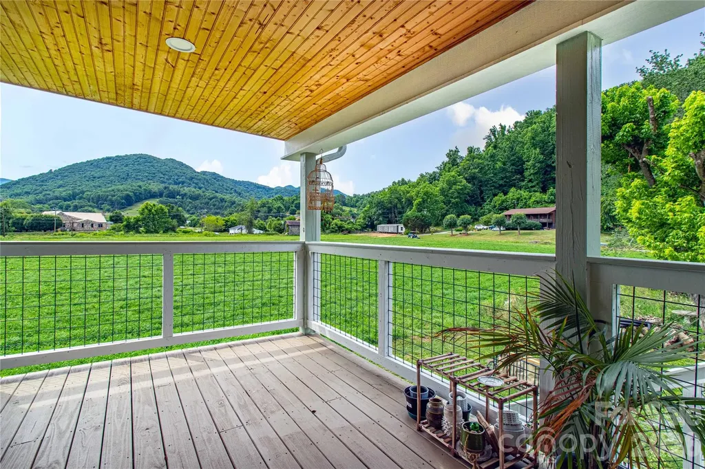 16 Riverside Drive Barnardsville NC 28709