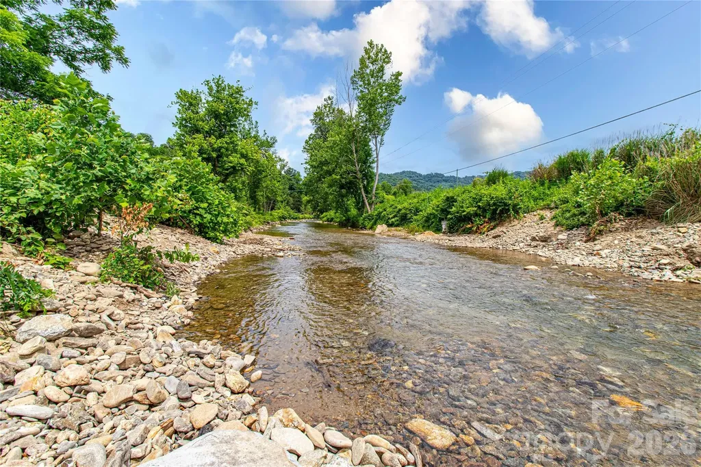 16 Riverside Drive Barnardsville NC 28709