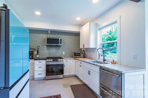 16 Riverside Drive Barnardsville NC 28709